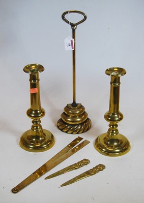 Lot 58 - A collection of brassware to include a...