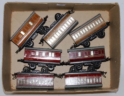 Lot 354 - A small tray containing 7 x Hornby post war...