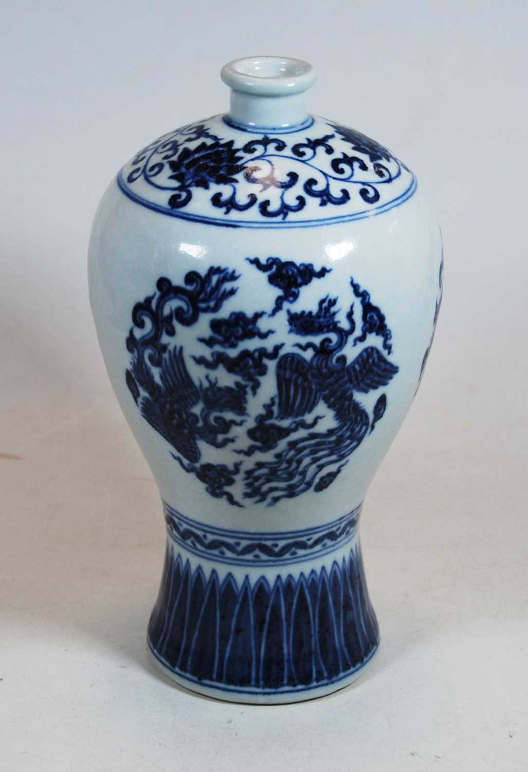 Lot 51 - A Chinese export blue & white and Meiping vase,...