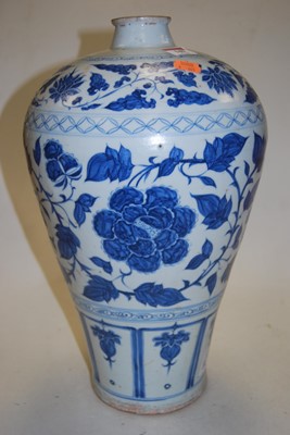 Lot 149 - A Chinese export blue & white Meiping shaped...