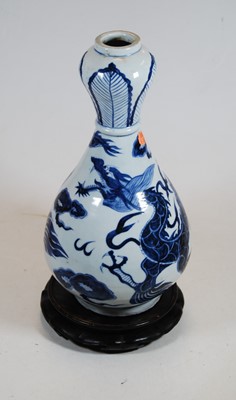 Lot 159 - A Chinese export blue & white vase, the onion...