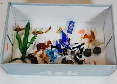 Lot 256 - A small collection of assorted glass animal...