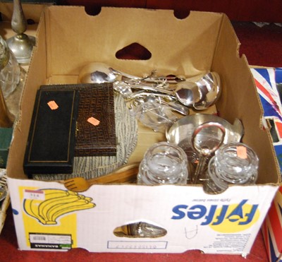 Lot 314 - A box of miscellaneous items to include a...