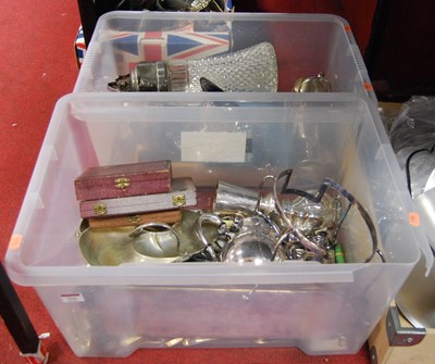Lot 316 - Two boxes of miscellaneous metalware to...