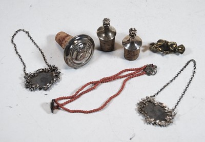 Lot 338 - A small collection of miscellaneous items to...