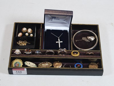 Lot 344 - A small collection of miscellaneous jewellery...