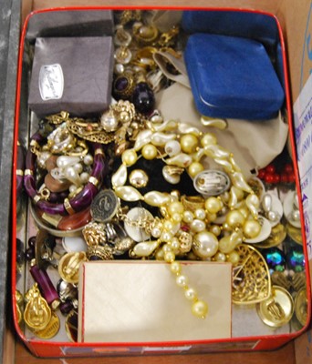 Lot 378 - Assorted costume jewellery to include brooches,...
