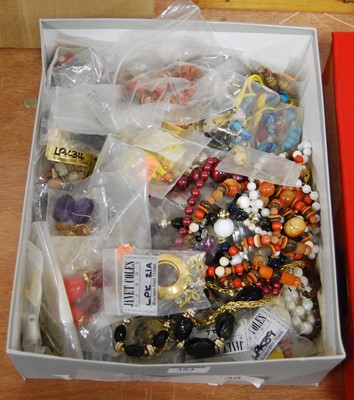 Lot 384 - A box of assorted costume jewellery to...