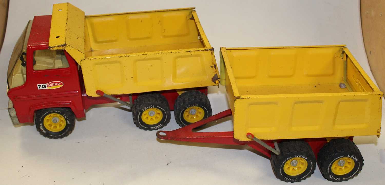 Lot 1599 - A Tonka Toys tipper wagon and trailer