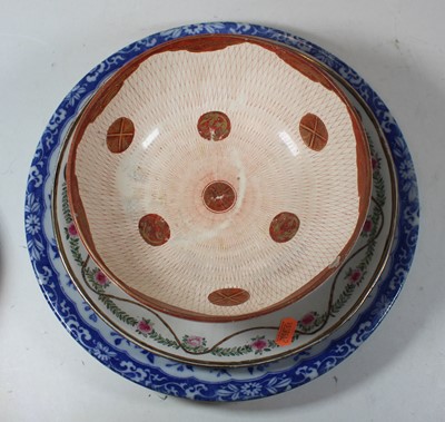 Lot 35 - A Chinese blue and white dish, 31cm dia.,...