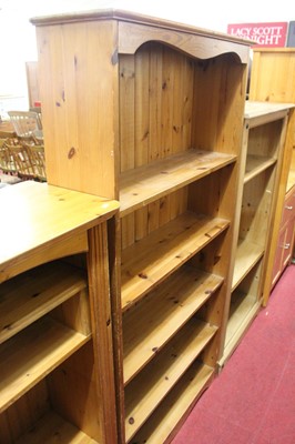 Lot 1238 - A modern pine bookshelf, w.91cm