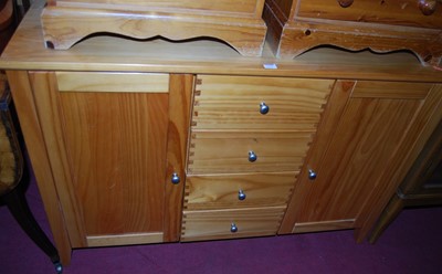 Lot 1271 - A modern pine sideboard, w.119cm