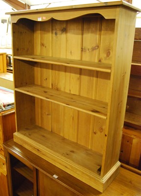 Lot 1272 - A small low pine bookshelf, w.92cm
