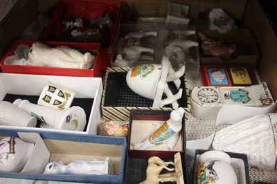 Lot 87 - A box of assorted crested cabinet china,...