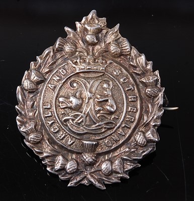 Lot 118 - An Edwardian silver badge for the Argyll and...
