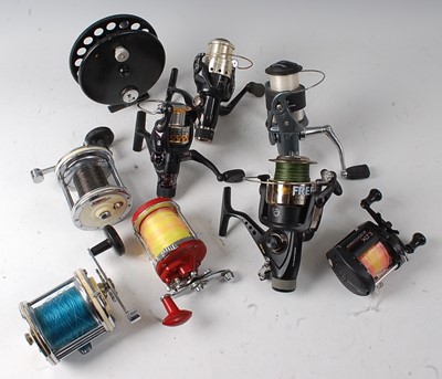 Lot 504 - A collection of various fishing reels to...