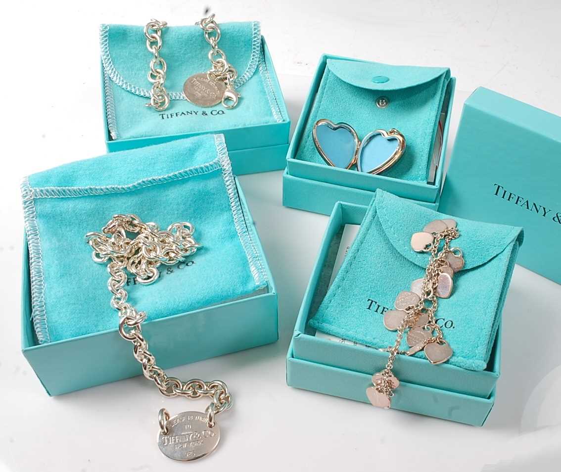 Lot 2218 - A selection of four boxed pieces of Tiffany...