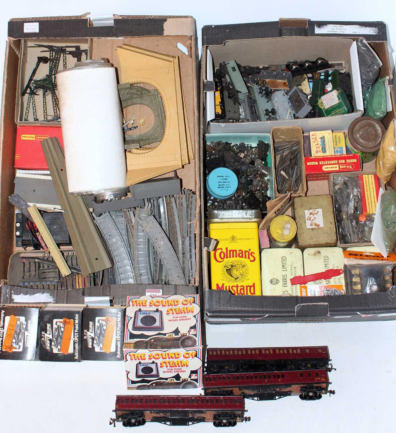 Lot 525 - Two trays of scenic items including 6x Hornby...