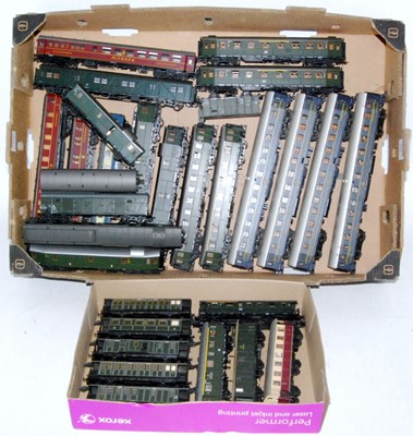 Lot 551 - Tray containing 17 bogie and 12 four and six...