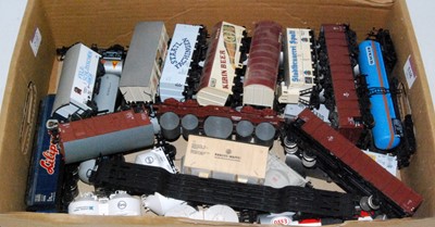 Lot 538 - Approx 30 loose H0 continental outline goods...