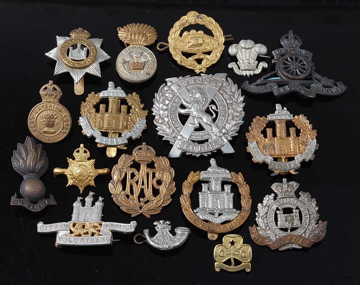 Lot 41 - A collection of cap badges and insignia to...