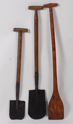 Lot 381 - * An early 20th century sloughing spade, the...