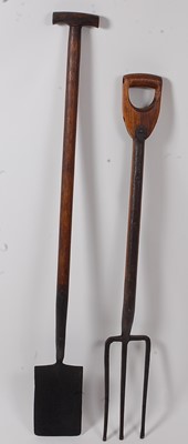 Lot 385 - * An early 20th century rabbiting spade,...