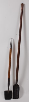 Lot 387 - * An early 20th century ratting spade, having...