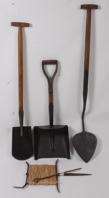 Lot 388 - * An early 20th century sloughing spade, the...