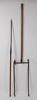 Lot 390 - * An early 20th century iron thatcher's hod,...