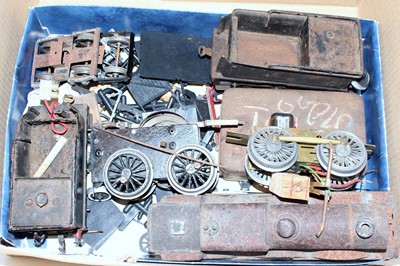 Lot 275 - Small tray of bits and pieces: 0-4-0 electric...
