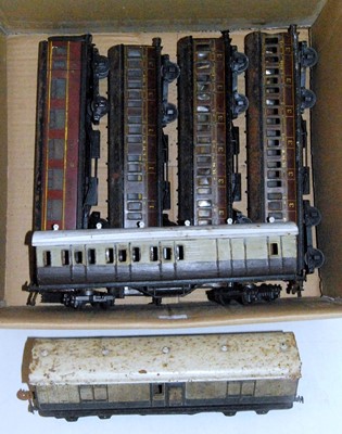 Lot 280 - Large tray of six tinplate coaches LMS/GWR, in...
