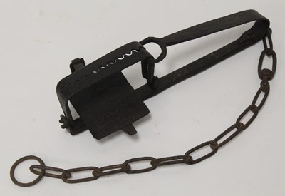 Lot 419 - * A large blacksmith-made gin trap, having 5.5"...