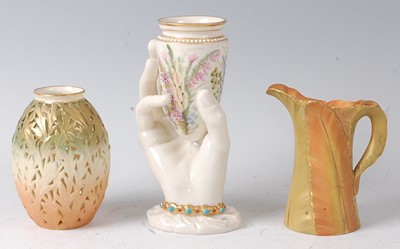 Lot 2048 - A Worcester porcelain hand-held vase, of...