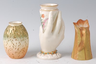 Lot 2048 - A Worcester porcelain hand-held vase, of...