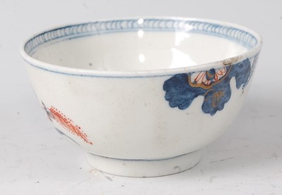 Lot 2058 - A Lowestoft porcelain tea bowl, decorated in...
