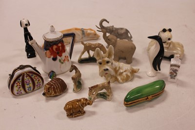 Lot 284 - A small collection of miscellaneous ornaments...