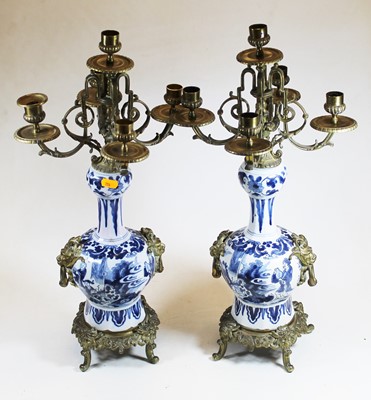 Lot 83 - A pair of Chinese export blue & white and...