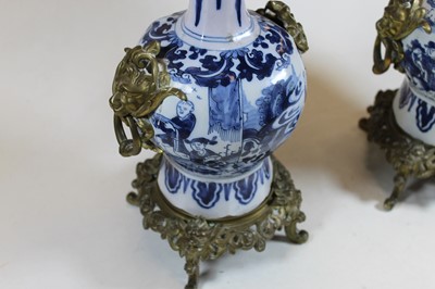 Lot 83 - A pair of Chinese export blue & white and...