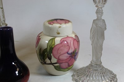 Lot 102 - A small collection of glassware and ceramics...