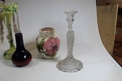 Lot 102 - A small collection of glassware and ceramics...