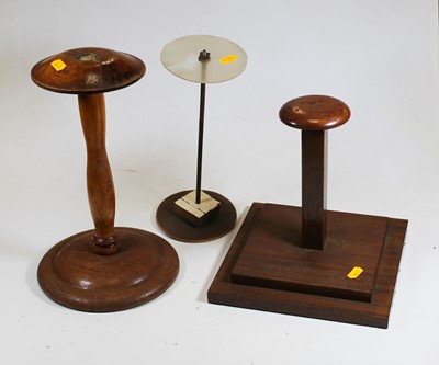 Lot 103 - A 20th century turned oak wig stand, 31cm high,...