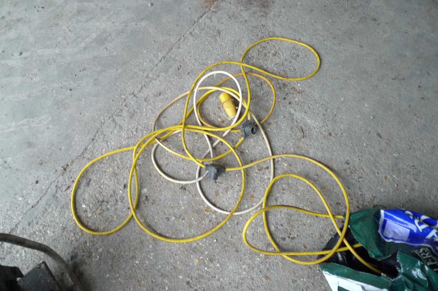 Lot 181 - Light Cables and bulbs