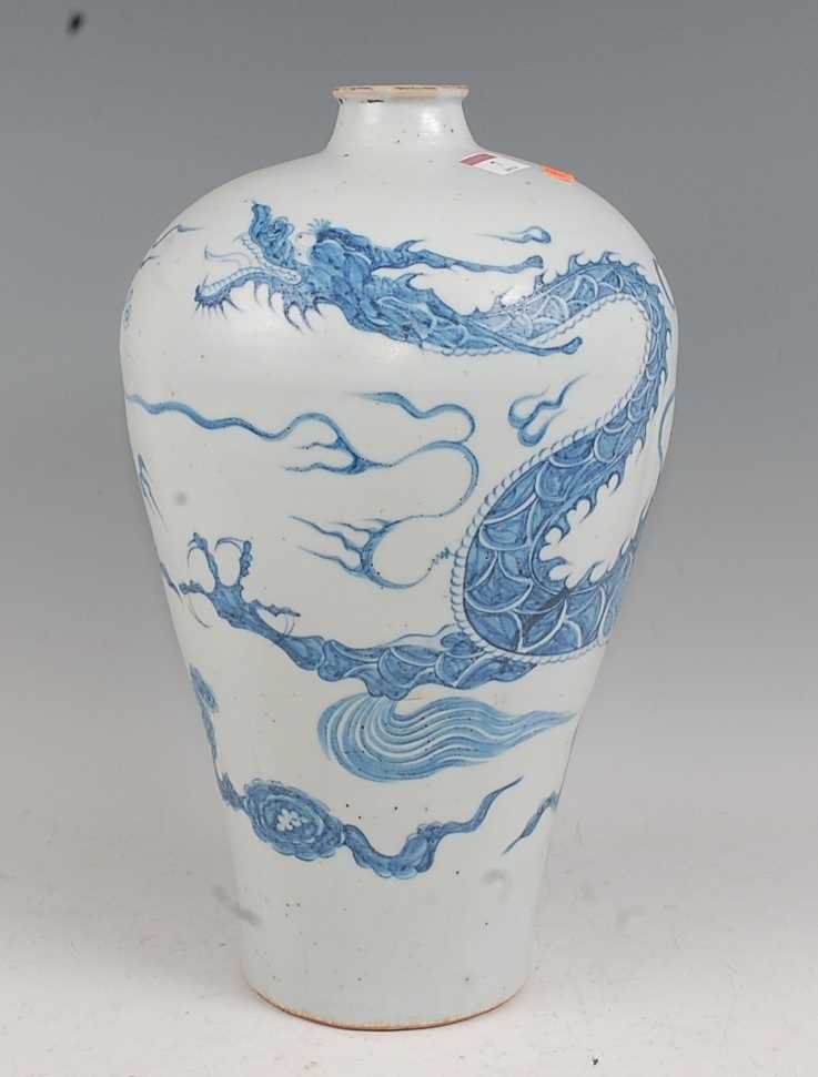 Lot 7 - A large Chinese export stoneware blue & white...