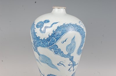 Lot 7 - A large Chinese export stoneware blue & white...