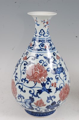 Lot 8 - A Chinese export vase having a flared rim to a...