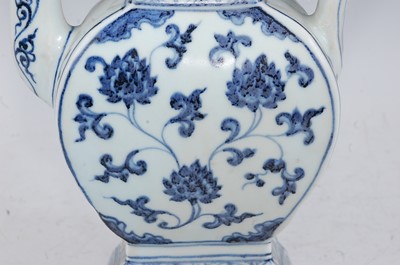Lot 12 - A Chinese export blue & white coffee pot and...