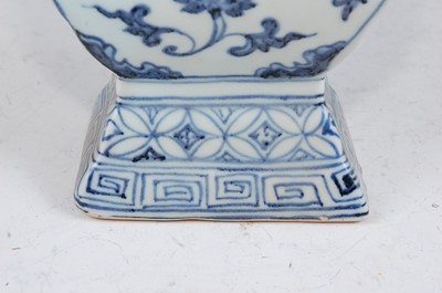 Lot 12 - A Chinese export blue & white coffee pot and...