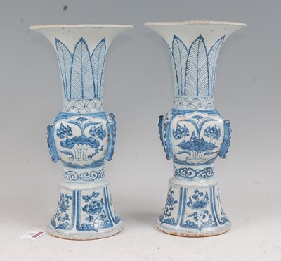 Lot 14 - A pair of Chinese export blue & white gu...