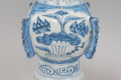Lot 14 - A pair of Chinese export blue & white gu...
